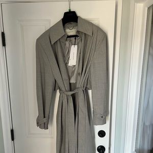 A long wool overcoat with a single-button closure, relaxed fit and light fabric